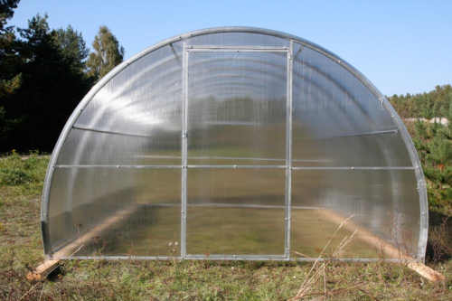 polykarbonátový skleník o síle 4,6 či 8 mm