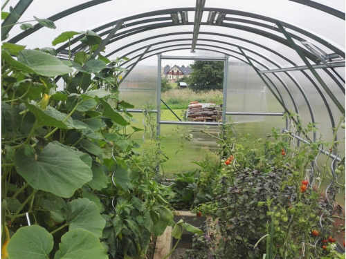 prostorný zahradní polykarbonátový skleník