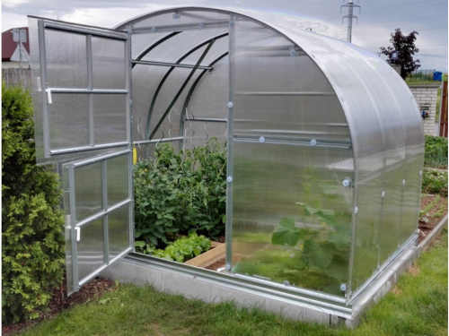 zahradní obloukový skleník z polykarbonátu