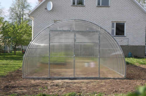 zahradní skleník v obloukovém provedení