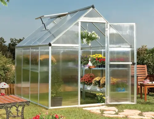 Levný polykarbonátový skleník s větracími okny